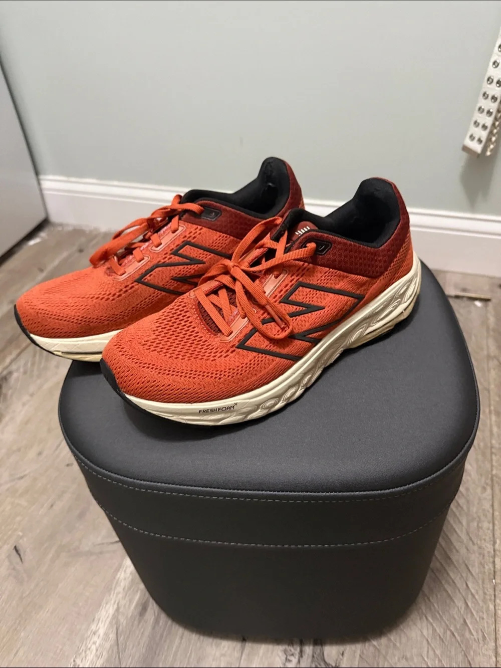 New Balance 860 Mens Orange and Cream Athletic Sneakers size 9